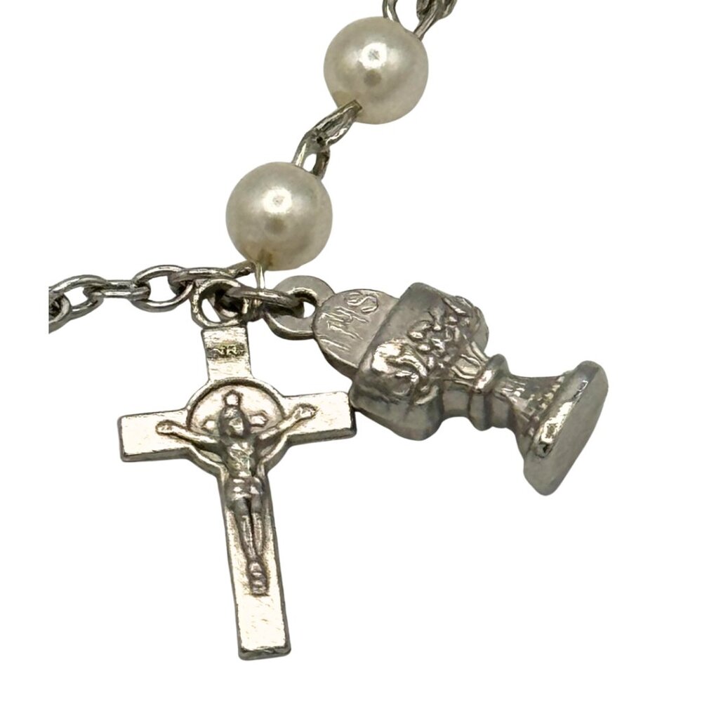 Personalized First Communion Girl's Pearl Bracelet with Cross and Eucharist - Picture 3 of 4